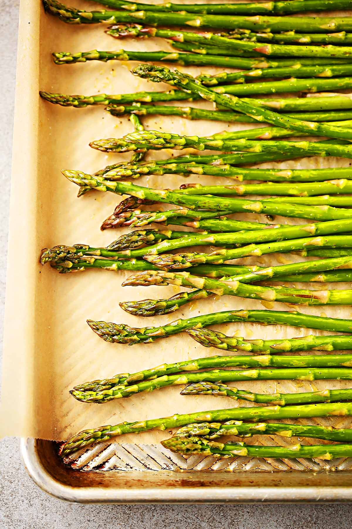 baking pan with fresh asparagus 
