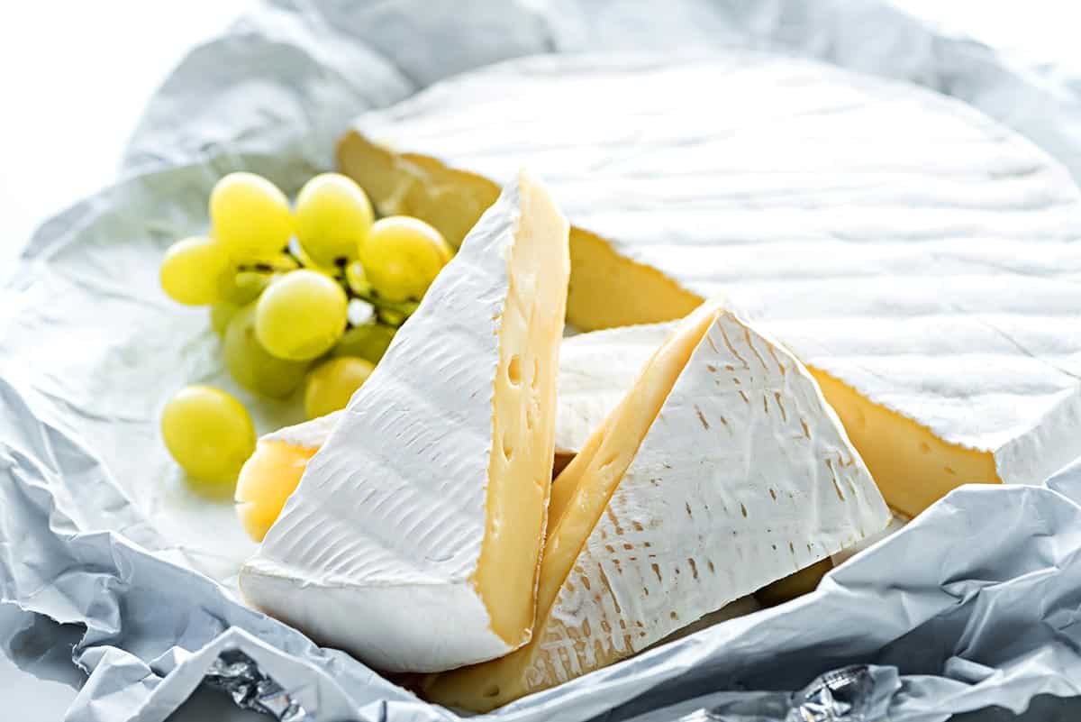 sliced brie cheese with green grapes