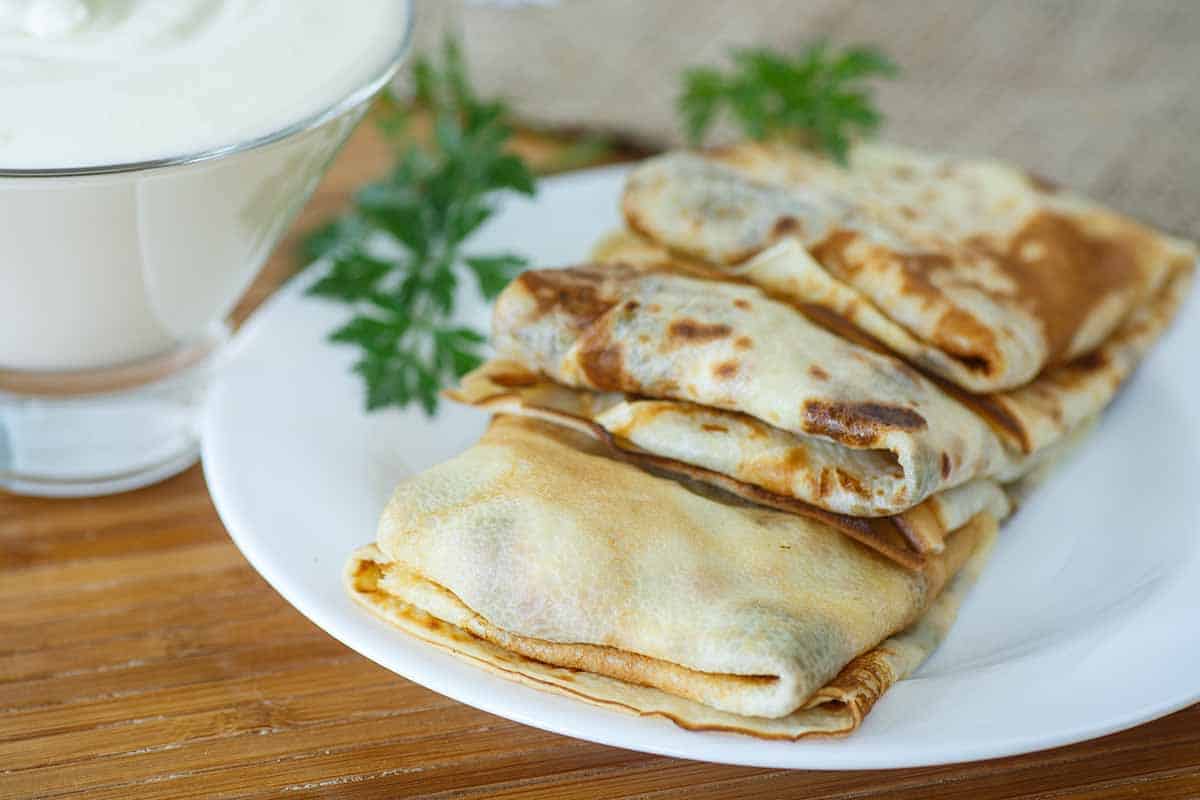 Plate with crepes filled with stuffing. 
