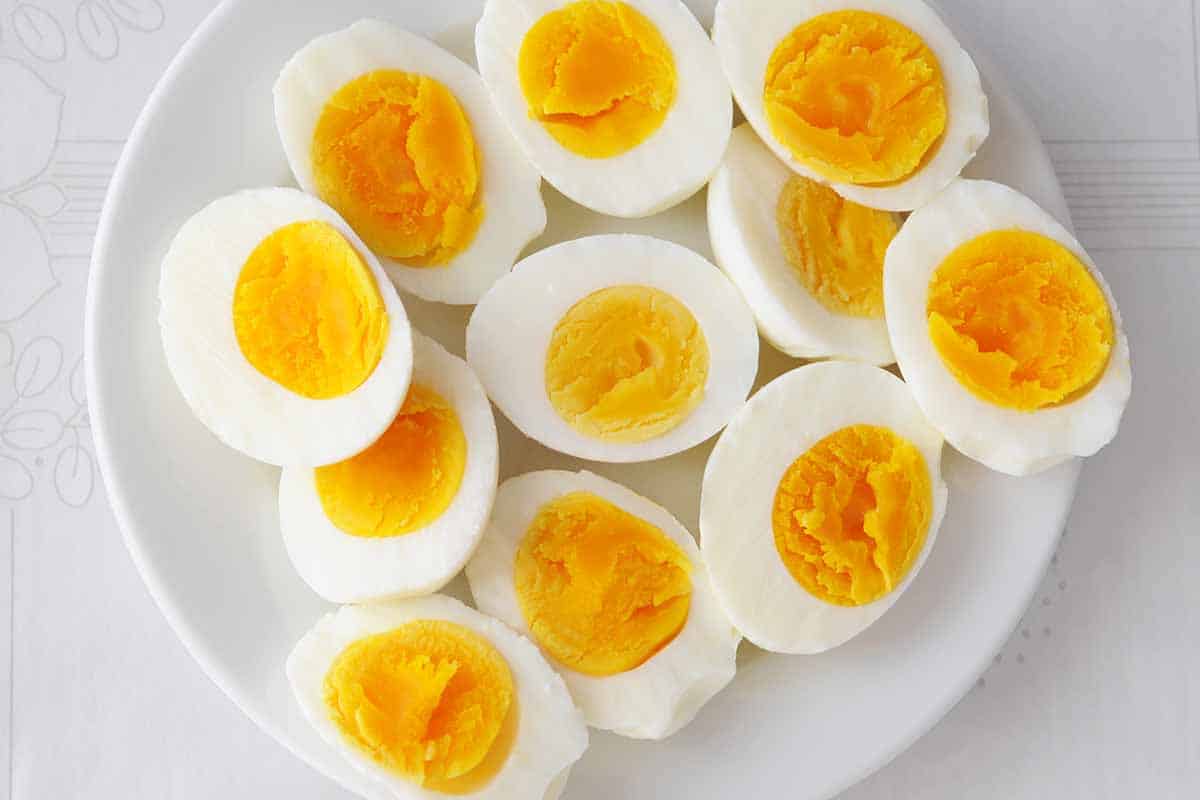 White plate showing how long to boil eggs to have different readiness. 