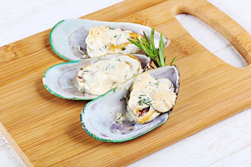Serving board with large oysters. 